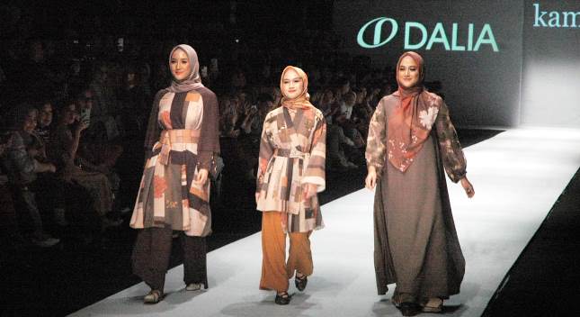 Rancangan Desainer Barli Asmara menggunakan kain produksi Daliatex (foto : ist)
