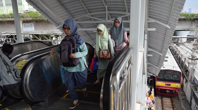 Sejumlah penumpang kereta menggunakan tangga berjalan (escalator) yang mulai dioperasikan di Stasiun Tanah Abang, Jakarta Pusat, Jum'at (10/3). Tangga berjalan tersebut untuk perpindahan pernumpang antar peron. (ANTARA/Atika Fauziyyah)
