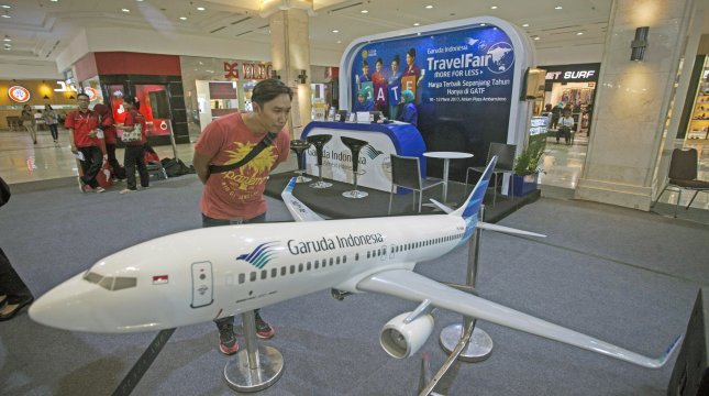 Pengunjung mengamati pesawat milik maskapai penerbangan PT Garuda Indonesia pada Garuda Indonesia Travel Fair (GATF) 2017 di DI Yogyakarta, Jumat (10/3). (ANTARA /Andreas Fitri Atmoko)