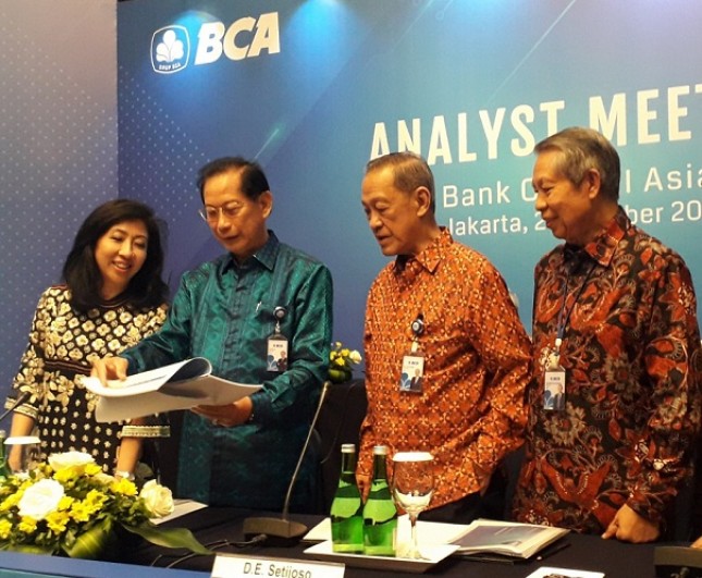Segenap Komisaris dan Direksi Bank BCA berpose bersama sebelum acara konferensi pers Kinerja BCA per 30 September 2019 di Hotel Kempinski, Jakarta, Senin (28/10/2019). (Foto: Abe)