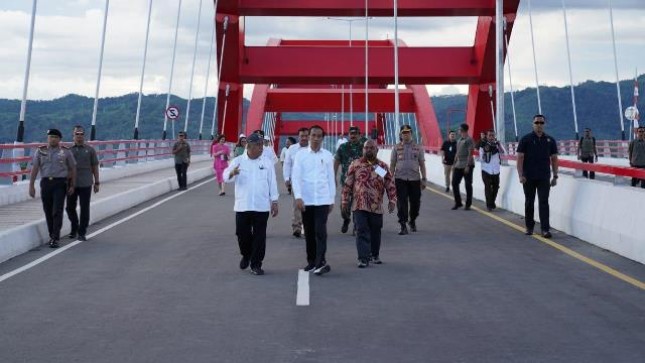 Presiden Jokowi Resmikan Ikon Baru Di Papua, Jembatan…