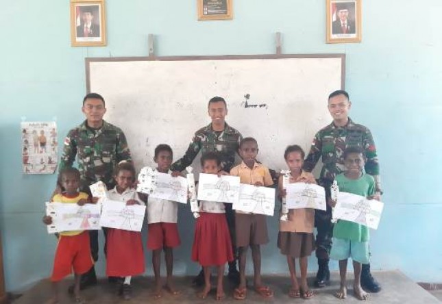 Satgas Pamtas RI-PNG Yonif 411 Kostrad Gelar Lomba Mewarnai di SD Toray Papua 