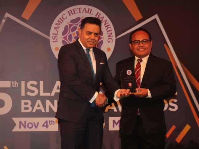 Direktur IT & Operation Mandiri Syariah Achmad Syafii mewakili menerima penghargaan Strongest Islamic Retail Bank in Indonesia 2019