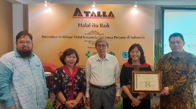 Dirjen IKMA Kemenperin Gati Wibawaningsih bersama Direktur PT Atalla Indonesia Wenjoko Sidharta saat meluncurkan produk kacamata bersertifikasi halal (Foto: Ridwan/Industry.co.id)