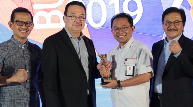 Direktur Utama BGR Logistics, M. Kuncoro Wibowo (tengah) menerima tiga penghargaan dalam ajang BUMN Branding & Marketing Award 2019 yang diserahkan oleh Ketua Dewan Juri, Rhenald Kasali.