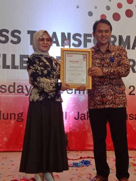Chief Marketing Officer SiCepat Ekspres Wiwin Dewi Herawati (Kiri) menerima penghargaan di ajang BusinessNews Award (IBA) 2019 yang diselenggarakan BusinessNews Indonesia di Gedung BPPT II, Rabu 6 November 2019.