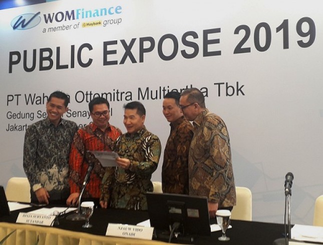 Para anggota Dewan Direksi WOM Finance berfoto bersama setelah berakhirnya acara Paparan Publik di Jakarta, Rabu (06/11/2019). (Foto: Abe)