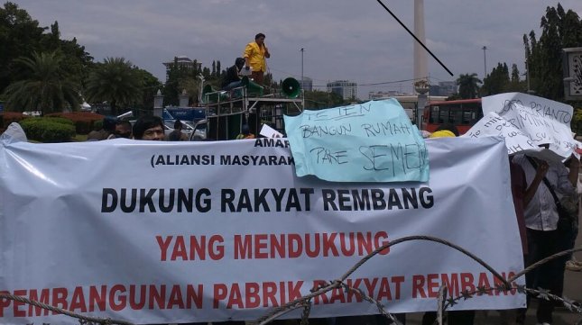 Demonstrasi masyarakat Rembang mendukung pabrik semen, Selasa (14/3). (Foto: IST)