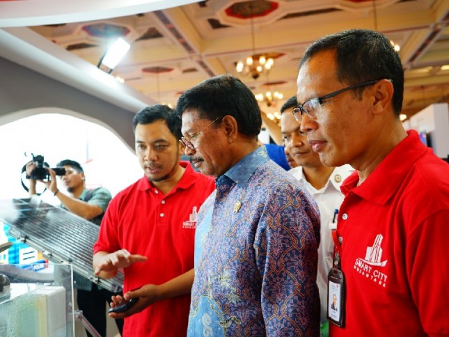 Menteri Komunikasi dan Informatika RI Johnny G. Plate (tengah) saat mengunjungi booth Smart City Nusantara