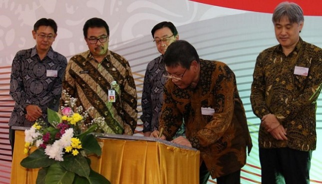 Direktur Jenderal (Dirjen) Industri Kimia, Farmasi dan Tekstil (IKFT) Kementerian Perindustrian, Muhammad Khayam saat meresmikan pabrik PT Idemitsu Lube Techno Indonesia (ILTI) di Cikarang