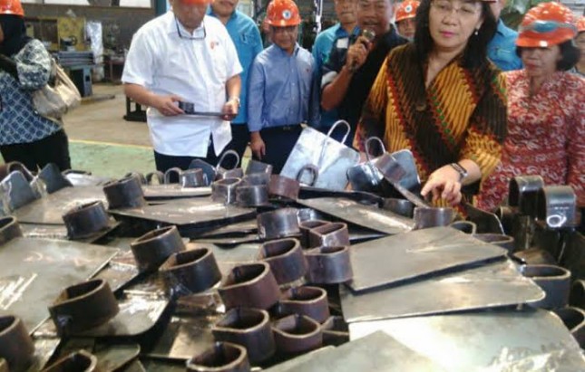 Dirjen IKMA Kemenperin Gati Wibawaningsih saat mengunjungi IKM Cangkul