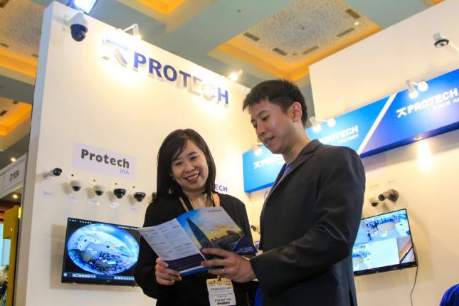 Albert Suharli, Marketing Director Jisung Protech Inc. (kanan) memperkenalkan teknologi Spectra dalam kamera CCTV Jisung Protech.