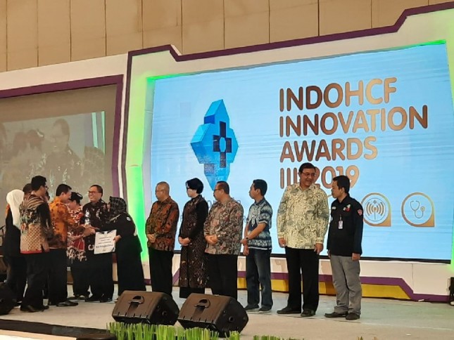 Penyerahan hadiah kepada jawara IndoHCF Innovation 