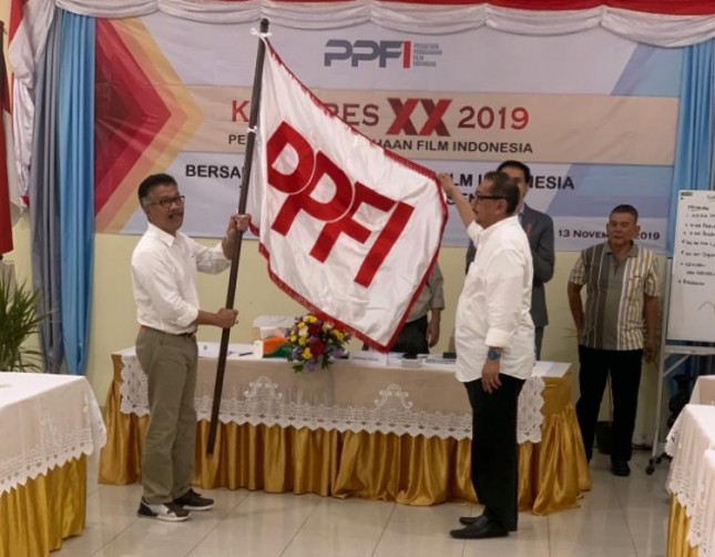 Ketua Umum PPFI periode 2016-2019 H. Firman Bintang menyerahkan pataka PPFI kepada ketua umum PPFI periode 2019-2022, H. Deddy Mizwar.