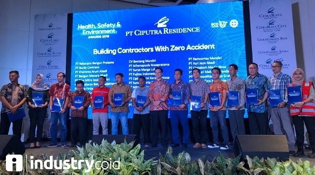 Mitra kontraktor dan sub-kontraktor penerima penghargaan di ajang 'PT Ciputra Residence HSE Awards 2019'.