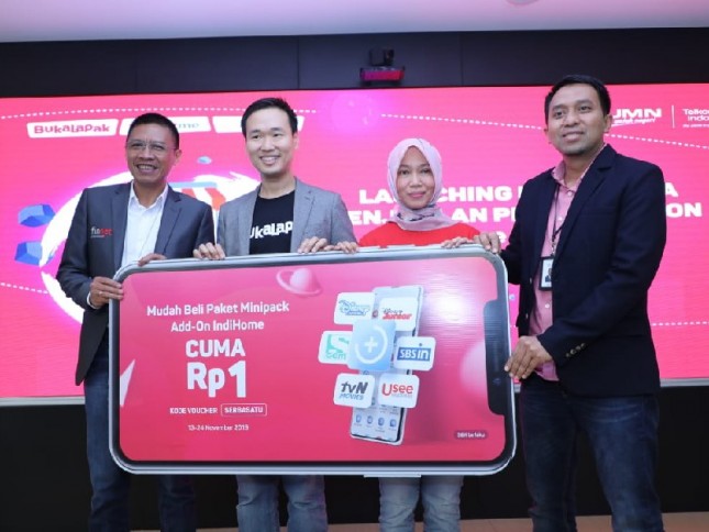 Direktur Consumer Service Telkom Indonesia Siti Choiriana (kedua dari kanan), bersama Director of Payment, Fintech, & Virtual Product Bukalapak Victor Lesmana (kedua dari kiri)