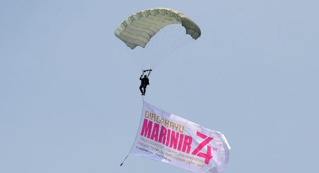 Atraksi Terjun Payung Meriahkan HUT Ke 74 Korps Marinir