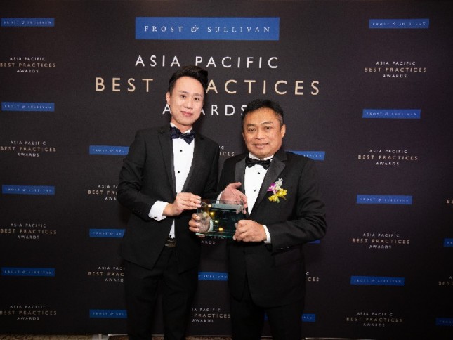 Direktur Utama Telkom Indonesia Ririek Adriansyah (kanan) saat menerima penghargaan Frost & Sullivan Asia-Pacific Best Practices Awards 2019 