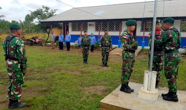 Prajurit TNI Gelar Upacara Bendera di SD Perbatasan RI-PNG