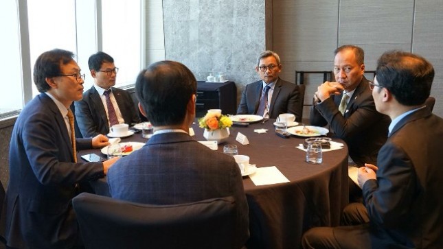 Menteri Perindustrian Agus Gumiwang Kartasasmita saat melakukan pertemuan dengan direksi Lotte Chemical di Seoul, Korea Selatan