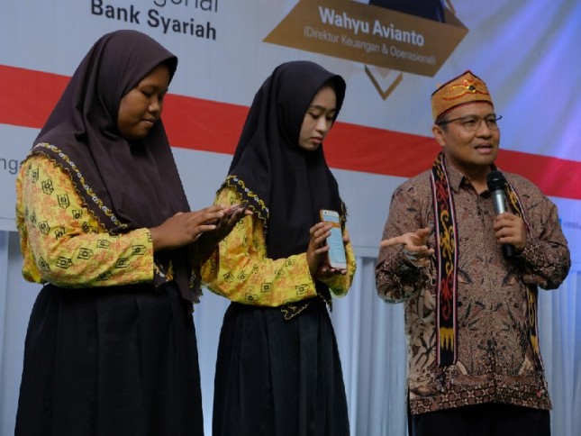 Direktur Keuangan dan Operasional BNI Syariah, Wahyu Avianto (paling kanan) menjelasan manfaat Hasanah Online 