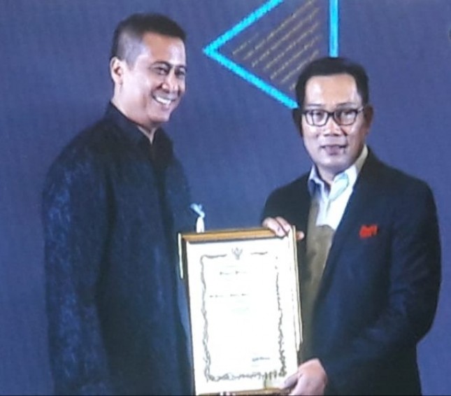 Direktur Komunikasi Korporat P & G Indonesia, Nararya Soeprapto, menerima piagam penghargaan dari Gubernur Jabar, Ridwan Kamil, di Bandung. (Foto: Istimewa)