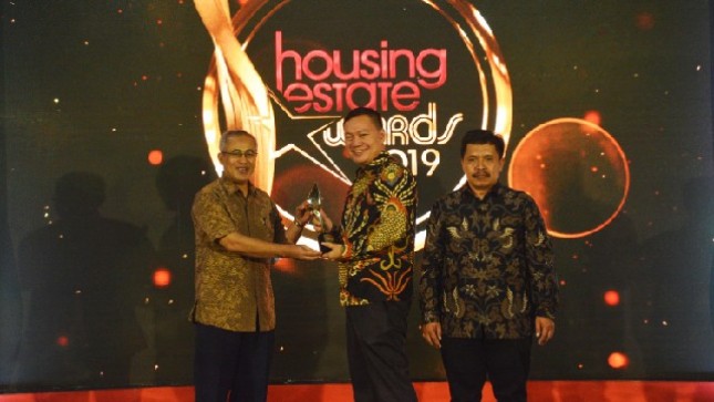 Fahreza Rizani, GM Sales & Marketing PT Izumi Sentul Realty saat menerima trofi penghargaan dalam ajang Housing Estate Awards 2019