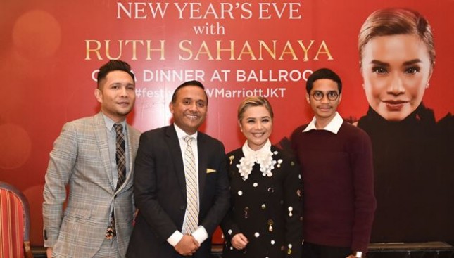 Ruth Sahanaya bersama Dio Hitipieuw (Paling Kanan) bersama GM Hotel JW Marriot Jakarta, Satish Kumar dan Cluster Director Of Marketing, Adeza Hamzah (paling kiri) saat konferensi pers New Year Eve Gala Dinner. 