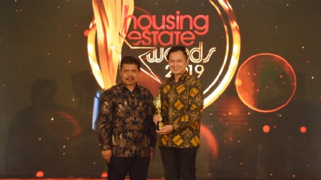 GM Sales & Marketing Jakarta Garden City Hyronimus Yohanes saat menerima trofi penghargaan di ajang Housing Estate Awards 2019