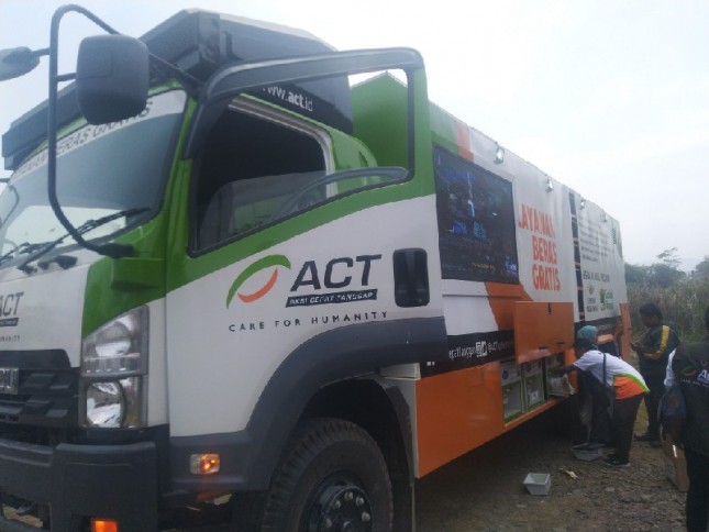 Truck Beras ACT mendistribusikan beras 5 kg per orang di Bandung
