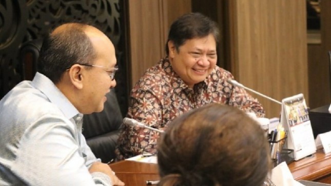 Menteri Koordinator Bidang Perekonomian Airlangga Hartarto bersama Ketua Umum Kadin Rosan P. Roeslani