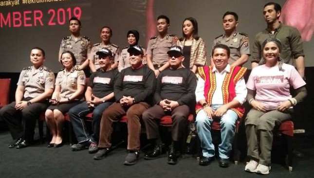 Kapolda Sumatra Utara Irjen Pol. Drs. Agus Andrianto, S.H., M.H (duduk, 3 dari kiri) bersama jajarannya para polisi aktif yang membintangi film "Sang Prawira"
