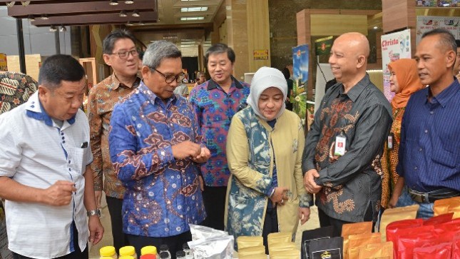 Sekretaris Jenderal (Sekjen) Kementerian Perindustrian (Kemenperin), Achmad Sigit Dwiwahjono saat pembukaan Pameran Produk Industri Makanan dan Minuman 2019 di Plasa Pameran Industri
