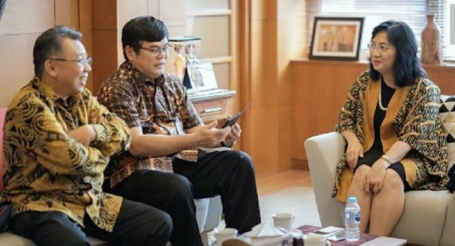 Dirjen IKMA Kemenperin Gati Wibawaningsih saat bertemu Direktur PT Jababeka Tbk., Hyanto Wihadhi dan Direktur Utama Jababeka Morotai Basuri Tjahya Purnama di Kantor Kementerian Perindustrian.