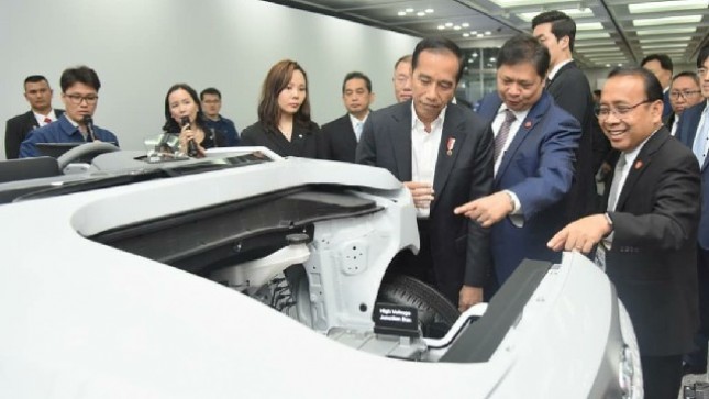Presiden Joko Widodo bersama Menko Perekonomian Airlangga Hartarto saat mengunjungi pabrik Hyundai Motor Company (Foto: Setkab)
