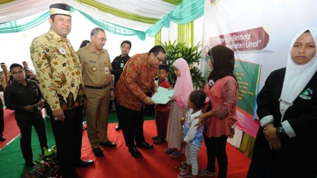 Menteri Koperasi dan UKM Puspayoga didampingi Bupati Tangerang dan Ketua Koperasi Syariah BMI meresmikan kantor Pusat Koperasi Syariah Benteng Mikro Indonesia di tangerang (20/03/2017)