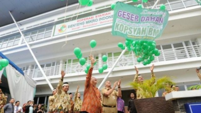 Menteri Koperasi dan UKM Puspayoga didampingi Bupati Tangerang dan Ketua Koperasi Syariah BMI meresmikan kantor Pusat Koperasi Syariah Benteng Mikro Indonesia di tangerang (20/03/2017)