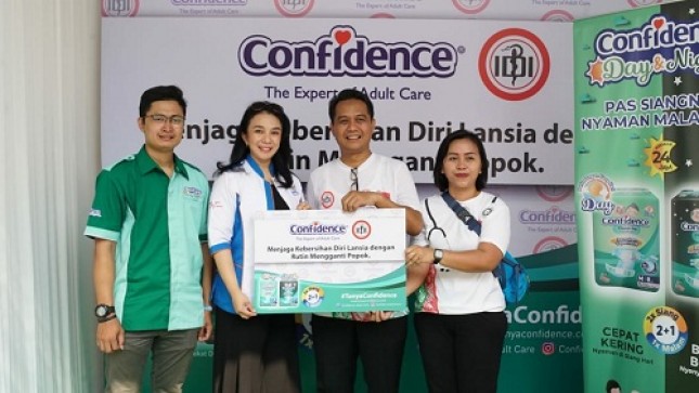 Head of Marketing Confidence Adult Care, Nirma Sofiawati, mengatakan bahwa Confidence bersama Ikatan Dokter Indonesia mengkampanyekan untuk menjaga kebersihan hidup lansia dengan rutin mengganti popok. 