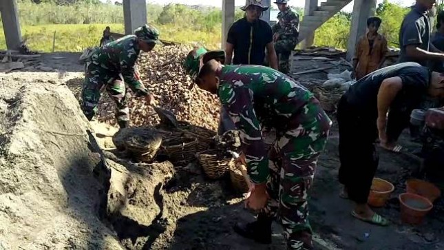 Prajurit TNI Satgas Pamrahwan Maluku Bantu Masyarakat Bangun Masjid Nur Iman