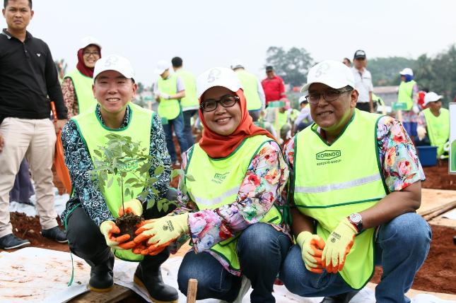 Bupati Bogor Ade Yasin dan senior vice president Korindo Group, Robert Seung ( kiri) dan sekda kabupaten Bogor melakukan penanaman pohon pertama dalam rangka pembangunan Hutan Kota di stadion Pakan Sari, Bogor, sabtu (30/11) kemarin. 