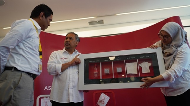 Public Affairs and Communications Director Coca-Cola Indonesia Triyono Prijosoesilo (Tengah)