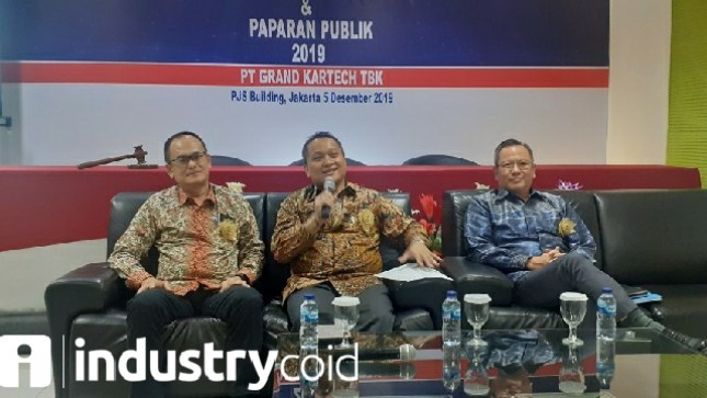 Direktur Utama PT Grand Kartech Tbk., (KRAH) Johannes Budi Kartika (tengah) seusai Public Expose di Jakarta (Foto:Ridwan/Industry.co.id)