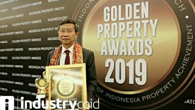 Founder & Chairman Jababeka Group Setyono Djuandi Darmono saat menerima Lifetime Achievement Award dalam ajang Golden Property Awards 2019 (Foto: Dok.Industry.co.id)