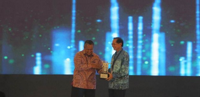 Presiden Direktur BCA Jahja Setiaatmadja (kanan) menerima penghargaan Bank dengan Kepatuhan Pelaporan Keuangan Terbaik yang diserahkan oleh Gubernur Bank Indonesia Perry Warjiyo (kiri) dalam ajang Bank Indonesia Award 2019 di Jakarta