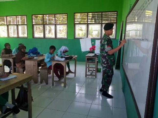 Dua Prajurit TNI Satgas Yonif Raider Khusus 136/TS Jadi Guru di Maluku Tengah 