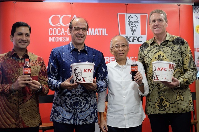 Ki-Ka : CEO KFC Indonesia Shivashish Pandey, Presiden Direktur Coca-Cola Amatil Indonesia Kadir Gunduz, Direktur Keuangan KFC Indonesia Djuwono, Direktur Sales Modern Trade Coca-Cola Amatil Indonesia Mark Filmer