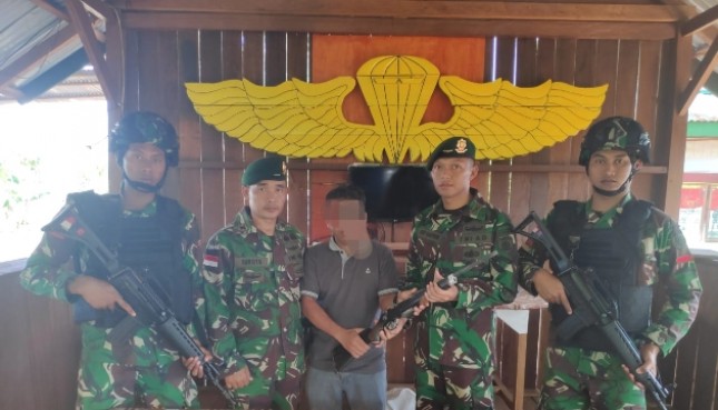 Warga Pendatang Serahkan Senjata Api Ruger Kepada Satgas Pamtas RI-PNG Yonif 411 Kostrad 