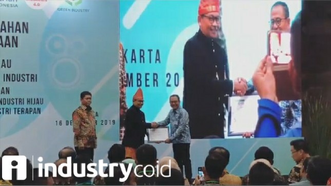 Sekjen Kemenperin Achmad Sigit Dwiwahjono saat memberikan penghargaan industri hijau (Foto: Ridwan/Industry.co.id)