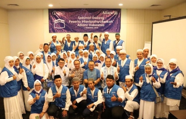 Yoga Prasetyo Pimpinan Unit Usaha Syariah Allianz Life Indonesia (berbatik biru), bersama 25 sosok inspiratif yang diwujudkan impiannya untuk beribadah umroh ke tanah suci Mekah secara gratis