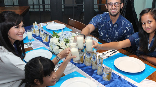 Frisian Flag Indonesia Luncurkan Kampanye 'Saatnya Keluarga Minum Susu Sekarang!' 